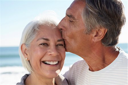 Man kissing woman on forehead Foto de stock - Sin royalties Premium, Código: 649-07520134