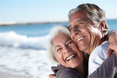 Portrait of happy couple by seaside Photographie de stock - Premium Libres de Droits, Code: 649-07520154