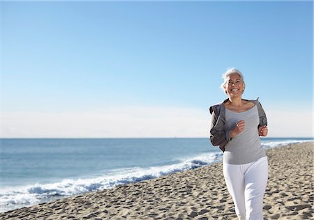 Mature woman jogging on beach Foto de stock - Sin royalties Premium, Código: 649-07520150