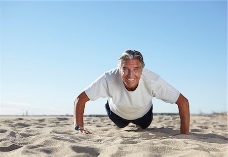 persona mayor (hombre) - Senior man doing push ups on beach Foto de stock - Sin royalties Premium, Código: 649-07520151
