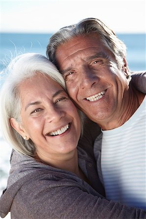 Portrait of happy couple by seaside Foto de stock - Sin royalties Premium, Código: 649-07520153