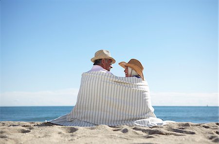 simsearch:649-07520163,k - Couple wearing straw hats on beach Stock Photo - Premium Royalty-Free, Code: 649-07520161