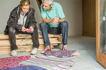 swatch - Senior couple making decision on wallpaper Photographie de stock - Premium Libres de Droits, Code: 649-07520215