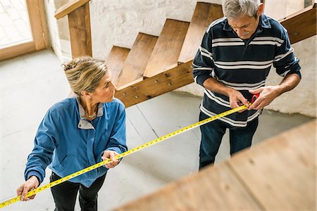 simsearch:600-02257942,k - Senior couple doing DIY, using measuring tape Photographie de stock - Premium Libres de Droits, Code: 649-07520219