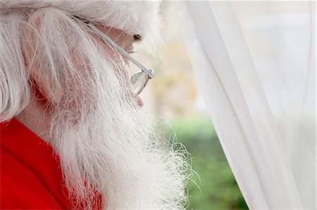 red curtains - Santa Claus looking out of window Photographie de stock - Premium Libres de Droits, Code: 649-07520226