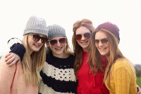 poser (devant un appareil photo) - Four teenage girls wearing sunglasses Photographie de stock - Premium Libres de Droits, Code: 649-07520264