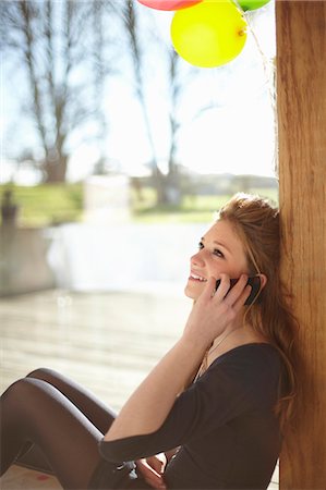 dunkle haare - Teenage girl talking on mobile at birthday party Stockbilder - Premium RF Lizenzfrei, Bildnummer: 649-07520273