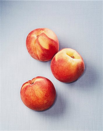 peach not people fruit - Still life of three peaches Photographie de stock - Premium Libres de Droits, Code: 649-07520286