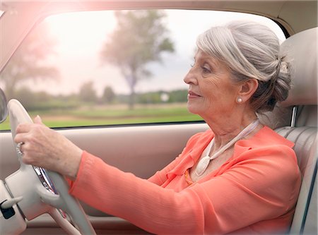 seniors driving fun - Elegant senior woman driving in car Photographie de stock - Premium Libres de Droits, Code: 649-07520293