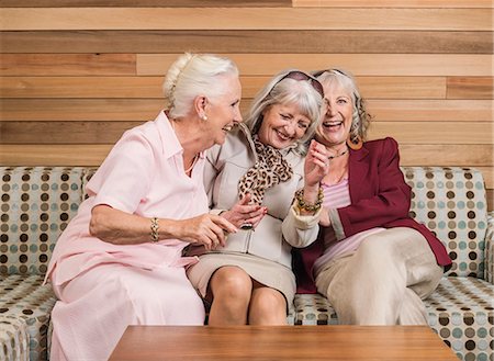 simsearch:649-07437113,k - Senior women friends laughing on sofa Foto de stock - Royalty Free Premium, Número: 649-07520305