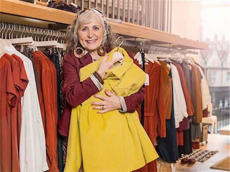 Senior woman holding dress in boutique Foto de stock - Sin royalties Premium, Código: 649-07520308