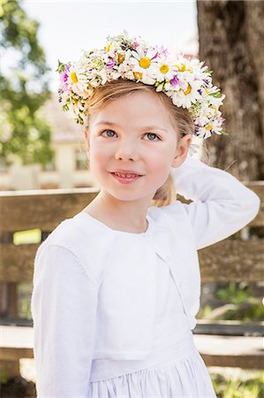 summer time - Portrait of young bridesmaid with floral headdress Foto de stock - Sin royalties Premium, Código: 649-07520338