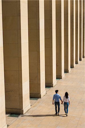 romantic backside - Young couple walking hand in hand, Paris, France Photographie de stock - Premium Libres de Droits, Code: 649-07520332