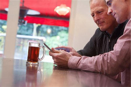 drink beer - Father and son using digital tablet in bar Foto de stock - Sin royalties Premium, Código: 649-07520425