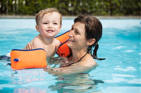 simsearch:862-03737092,k - Mother and child swimming in pool Foto de stock - Sin royalties Premium, Código: 649-07520423