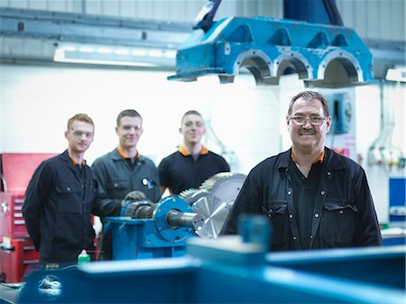Engineer teaching apprentices in engineering factory, portrait Photographie de stock - Premium Libres de Droits, Code: 649-07520446