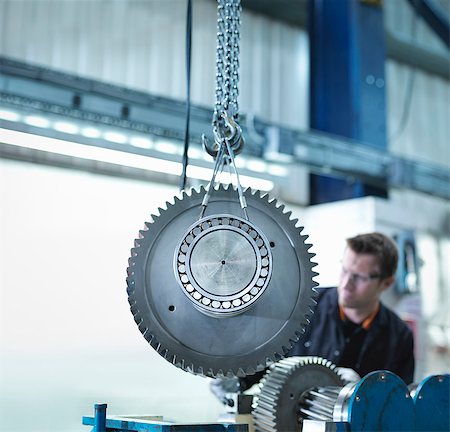 equipo - Gear for industrial gearbox in engineering factory Foto de stock - Sin royalties Premium, Código: 649-07520470