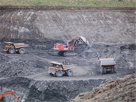 Diggers and dumper trucks at work in surface coal mine Photographie de stock - Premium Libres de Droits, Code: 649-07520533