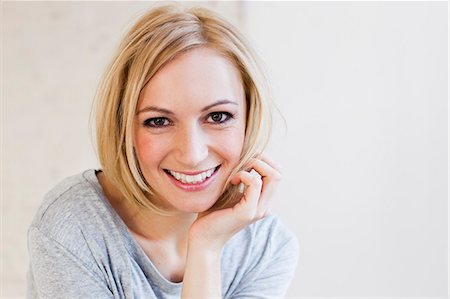 portrait studio - Studio portrait of young woman Stock Photo - Premium Royalty-Free, Code: 649-07520634