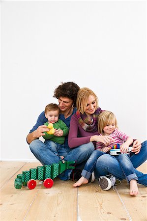 Studio shot of couple with two young daughters Stock Photo - Premium Royalty-Free, Code: 649-07520663