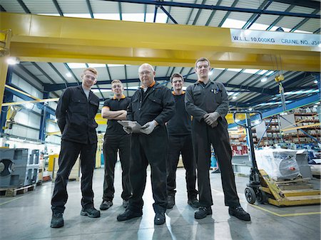 fabrikarbeiter - Group of engineers and apprentices in engineering factory, portrait Stockbilder - Premium RF Lizenzfrei, Bildnummer: 649-07520685