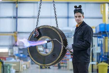 Portrait of engineer heat treating industrial gear in factory Photographie de stock - Premium Libres de Droits, Code: 649-07520719