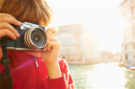 Young boy exploring with camera, Venice, Italy Photographie de stock - Premium Libres de Droits, Code: 649-07520755
