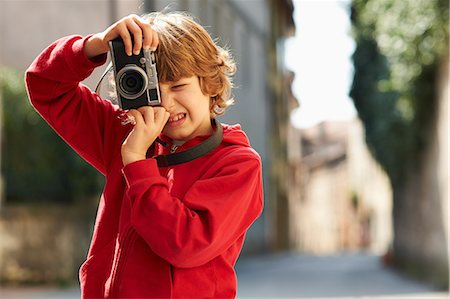 exploración - Young boy photographing on street, Province of Venice, Italy Foto de stock - Sin royalties Premium, Código: 649-07520767