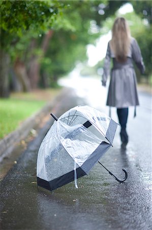 Young woman and broken umbrella in park Photographie de stock - Premium Libres de Droits, Code: 649-07520865