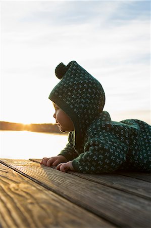 simsearch:649-07064503,k - Baby girl crawling on jetty Photographie de stock - Premium Libres de Droits, Code: 649-07520967