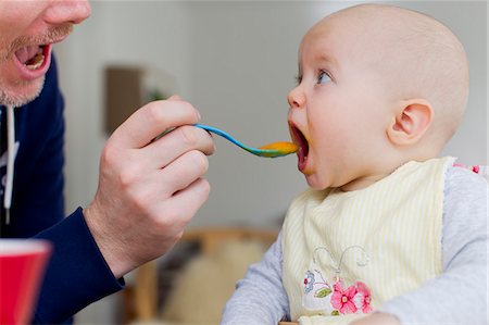 Father spoon feeding baby daughter Foto de stock - Sin royalties Premium, Código: 649-07520969