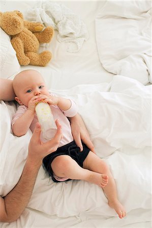 Father bottle feeding baby daughter Foto de stock - Royalty Free Premium, Número: 649-07520975