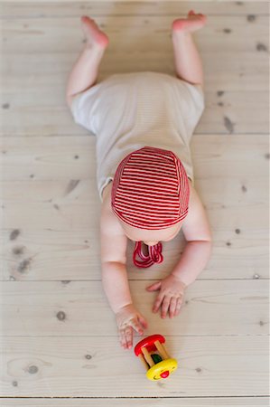 parkett - Baby girl lying on floor with toy Photographie de stock - Premium Libres de Droits, Code: 649-07521012