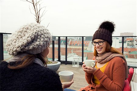 friend talking outdoors not children not bathing suit not school not beach not business - Two young adult women having coffee on rooftop terrace Photographie de stock - Premium Libres de Droits, Code: 649-07521034