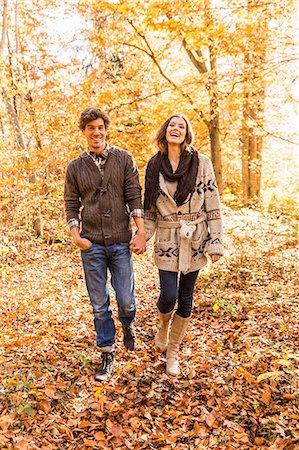 park in fall - Couple walking in forest holding hands Foto de stock - Sin royalties Premium, Código: 649-07521099