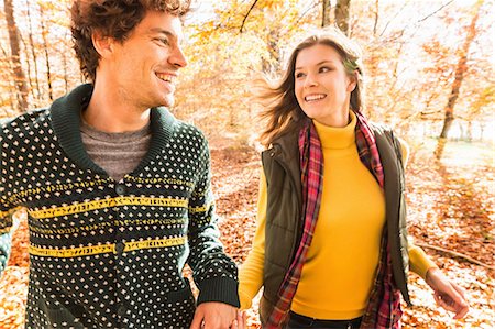 rebeca - Couple holding hands, smiling Foto de stock - Sin royalties Premium, Código: 649-07521104