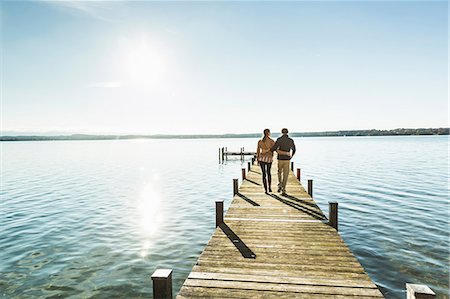 Couple on jetty, Lake Starnberg, Bavaria, Germany Foto de stock - Sin royalties Premium, Código: 649-07521121