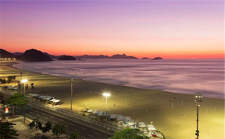 rio de janeiro - View of Copacabana beach at sunrise  Rio De Janeiro, Brazil Foto de stock - Royalty Free Premium, Número: 649-07521142