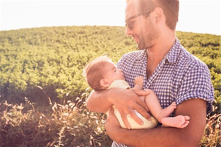 portrait of a daughter hugging her father - Mid adult man holding baby daughter Foto de stock - Sin royalties Premium, Código: 649-07559765