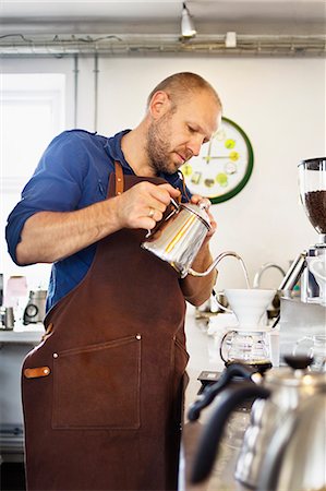 Male barista pouring boiling water into coffee filter Photographie de stock - Premium Libres de Droits, Code: 649-07559782