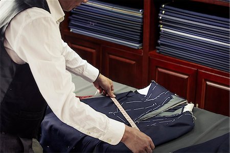 precisión - Tailor measuring garment in tailors shop Foto de stock - Sin royalties Premium, Código: 649-07559856