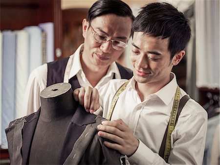 Father monitoring son in family tailoring business Foto de stock - Sin royalties Premium, Código: 649-07559869