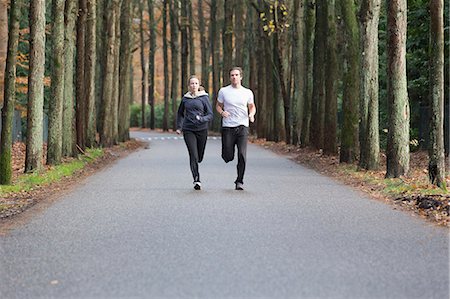 Couple running through forest Foto de stock - Sin royalties Premium, Código: 649-07560007