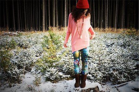 edge - Mid adult woman in hat, standing on snow covered ground Foto de stock - Sin royalties Premium, Código: 649-07560069