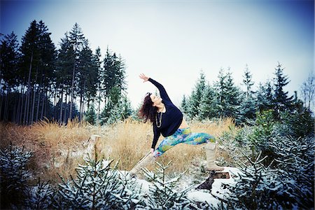 simsearch:649-08060114,k - Mid adult woman practicing yoga in forest Foto de stock - Sin royalties Premium, Código: 649-07560075