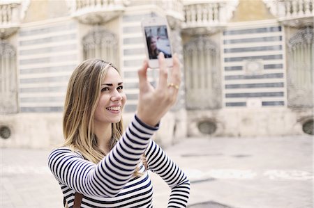 simsearch:649-07560087,k - Young woman taking self portrait outside Museum of Ceramics, Valencia, Spain Stockbilder - Premium RF Lizenzfrei, Bildnummer: 649-07560076