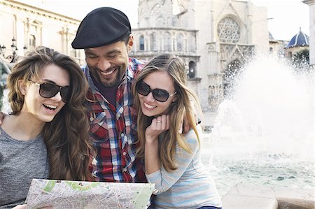 Tourist friends looking at map, Plaza de la Virgen, Valencia, Spain Foto de stock - Sin royalties Premium, Código: 649-07560086