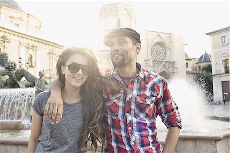 Tourist couple posing, Plaza de la Virgen, Valencia, Spain Photographie de stock - Premium Libres de Droits, Code: 649-07560090