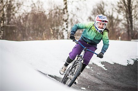 simsearch:649-07560120,k - Young female mountain biker riding in snow Stockbilder - Premium RF Lizenzfrei, Bildnummer: 649-07560113