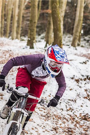 Young female mountain biker riding downhill through forest Photographie de stock - Premium Libres de Droits, Code: 649-07560123